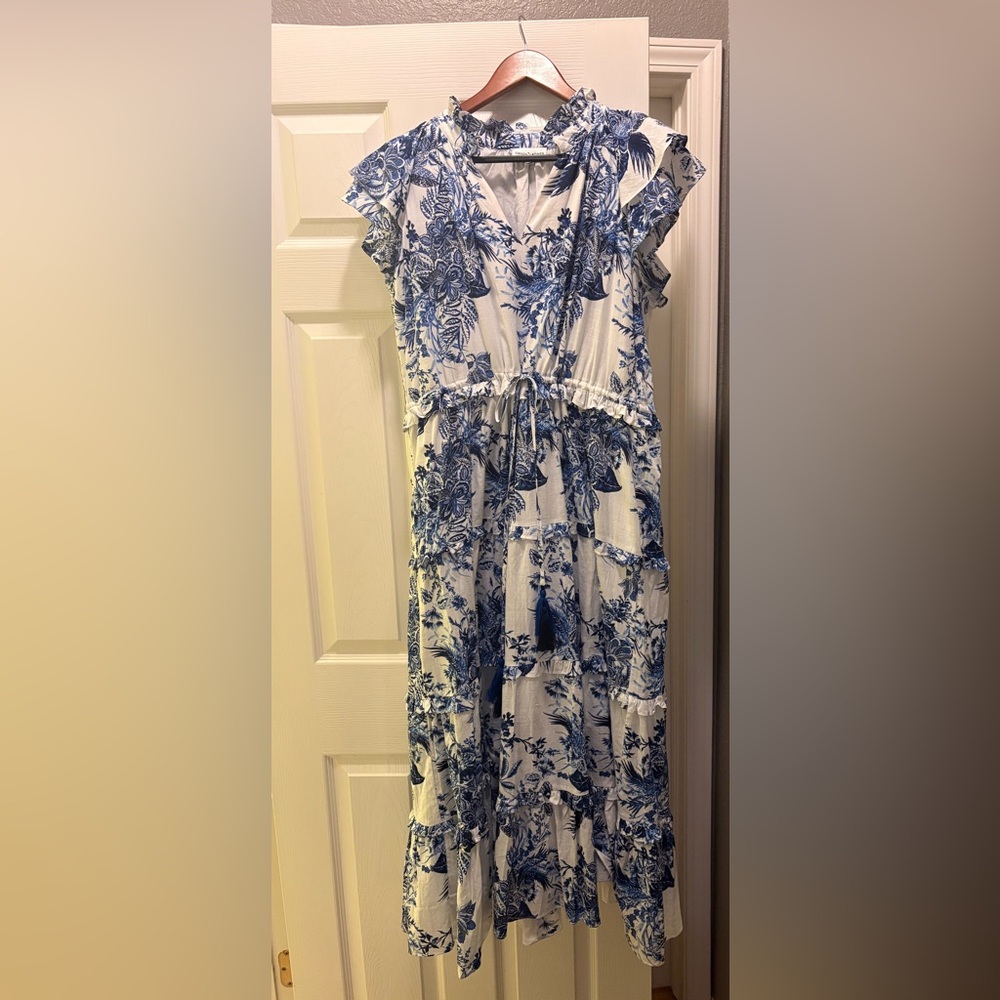 Last chance sale Gibson Latimer White Dress with Blue Floral Print